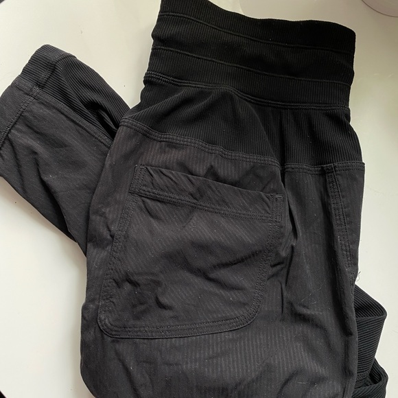 Lulu lemon Capri joggers size 4 - Picture 1 of 2